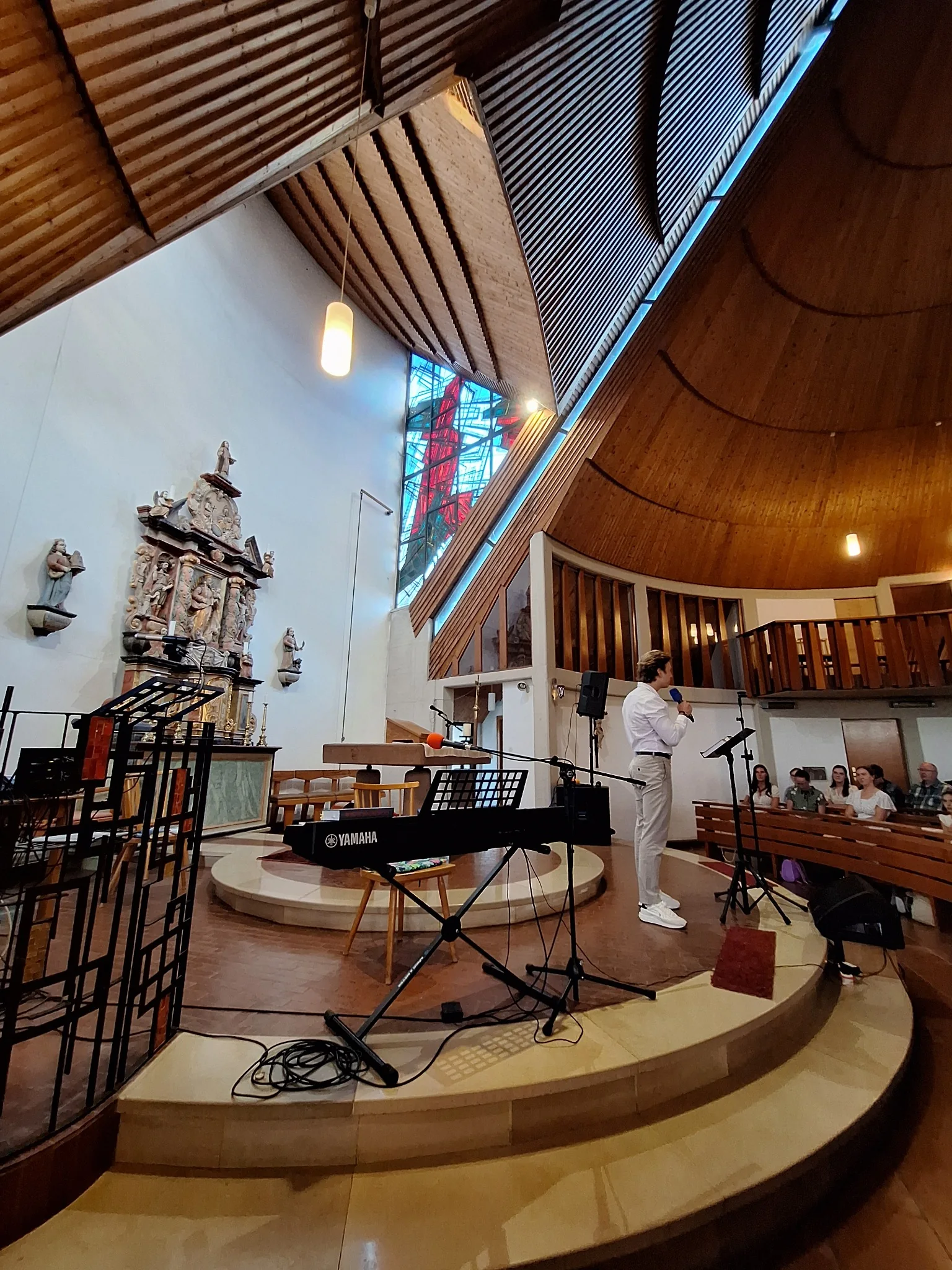 Besucherinnen und Besucher beim Konzert der Hoffnung in der katholischen Kirche Löffelscheid