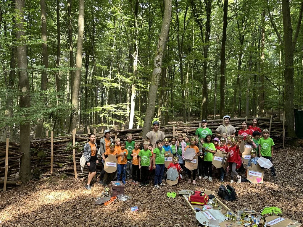 Kinder und Mitarbeitende im Wald