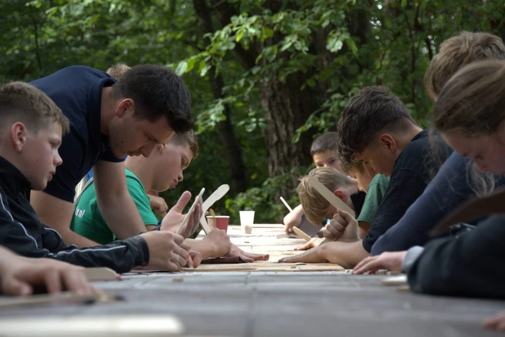 Jugendliche bei einer gemeinsamen Aktivität im Kindercamp 2024