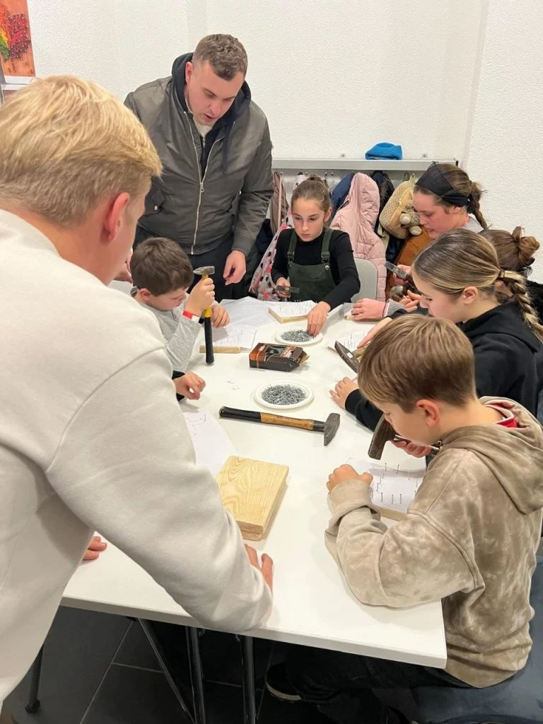 Kinder und Erwachsene basteln beim Lichterfest